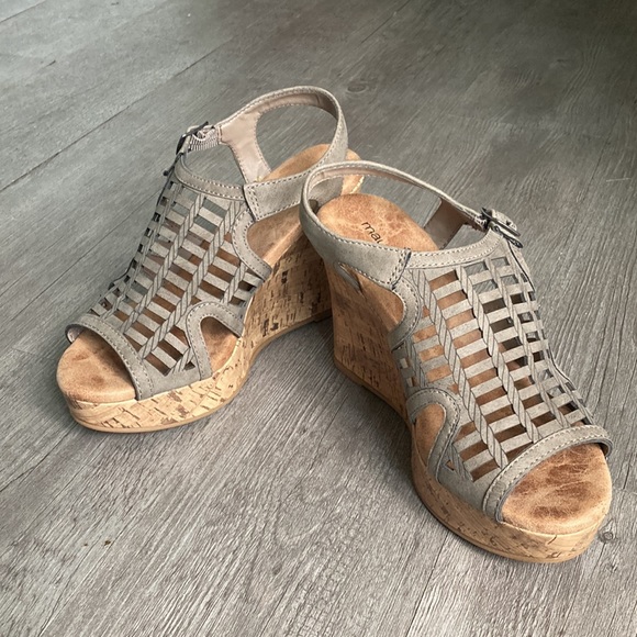 🎉HP🎉Like New Maurices Woman’s Francie Gray Strappy Cork Wedge Heels - Picture 5 of 9